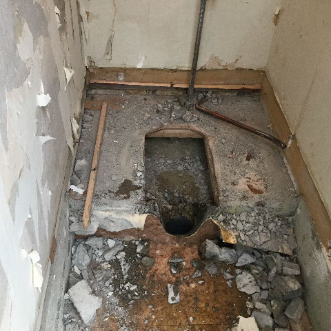 和式トイレ解体工事初日_f0031037_17531821.jpg