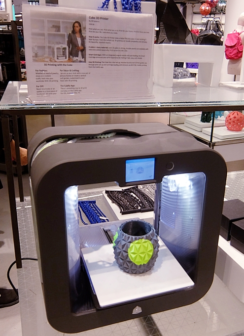 NYメイシーズ本店内にある3Dプリンター・メーカー「3Dシステムズ」（3D Systems）の直営店_b0007805_2146340.jpg