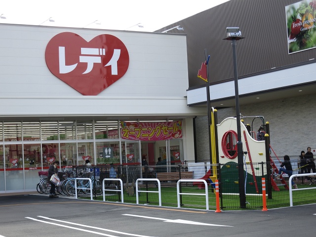 フジ海田店・レディ薬局海田店がオープン_b0095061_1254513.jpg