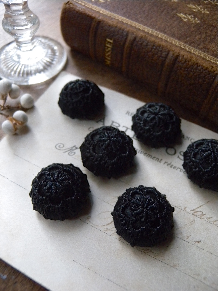 Victorian Black Buttons   黒のボタン_b0113868_18401813.jpg