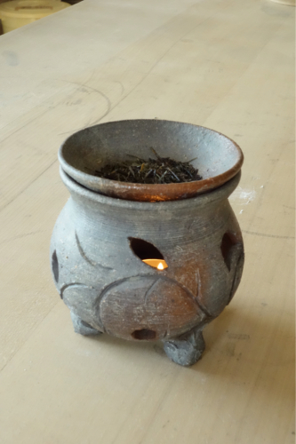 茶香炉をたいています。 : たびびとの陶芸日記