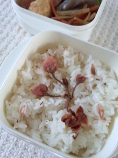 桜の炊きこみごはん弁当_f0112873_22335576.jpg