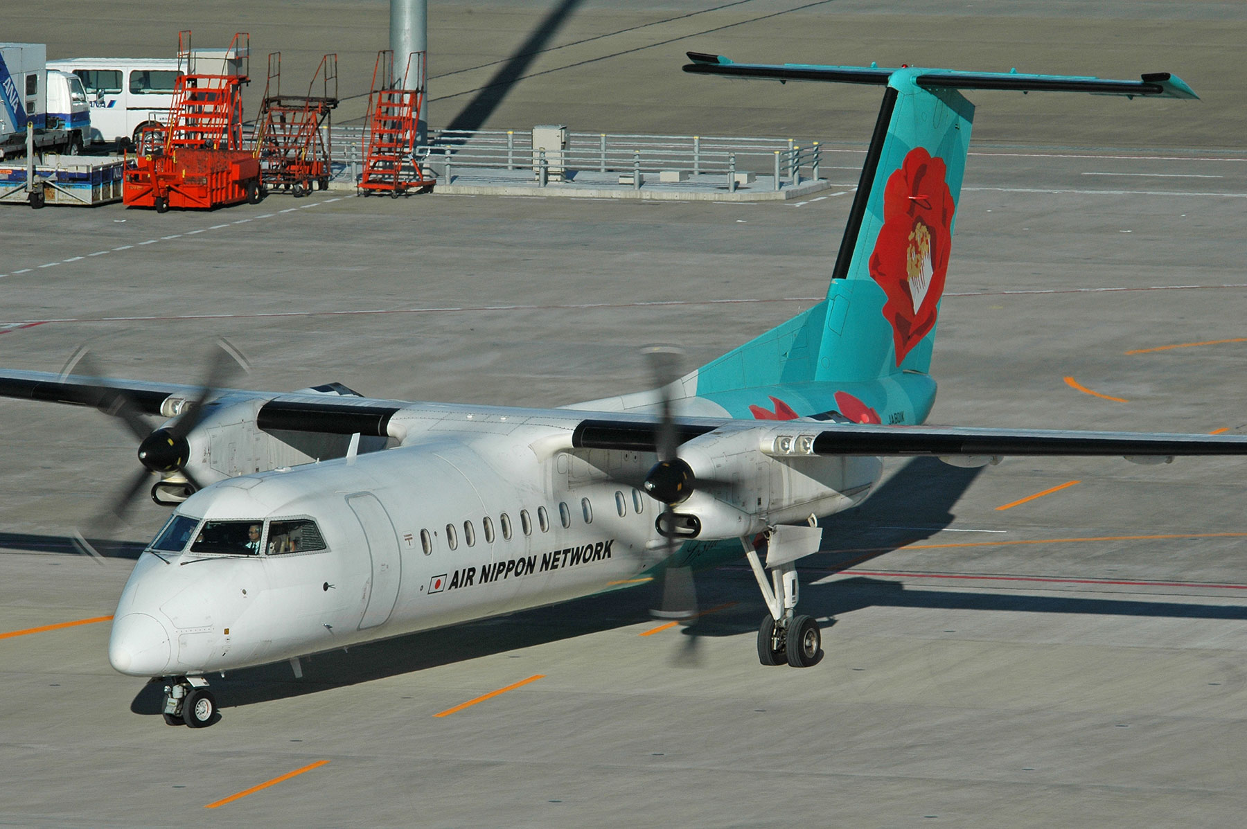 Bombardier DHC-8-Q300 Dash 8 / JA801K - つばき - : SKY