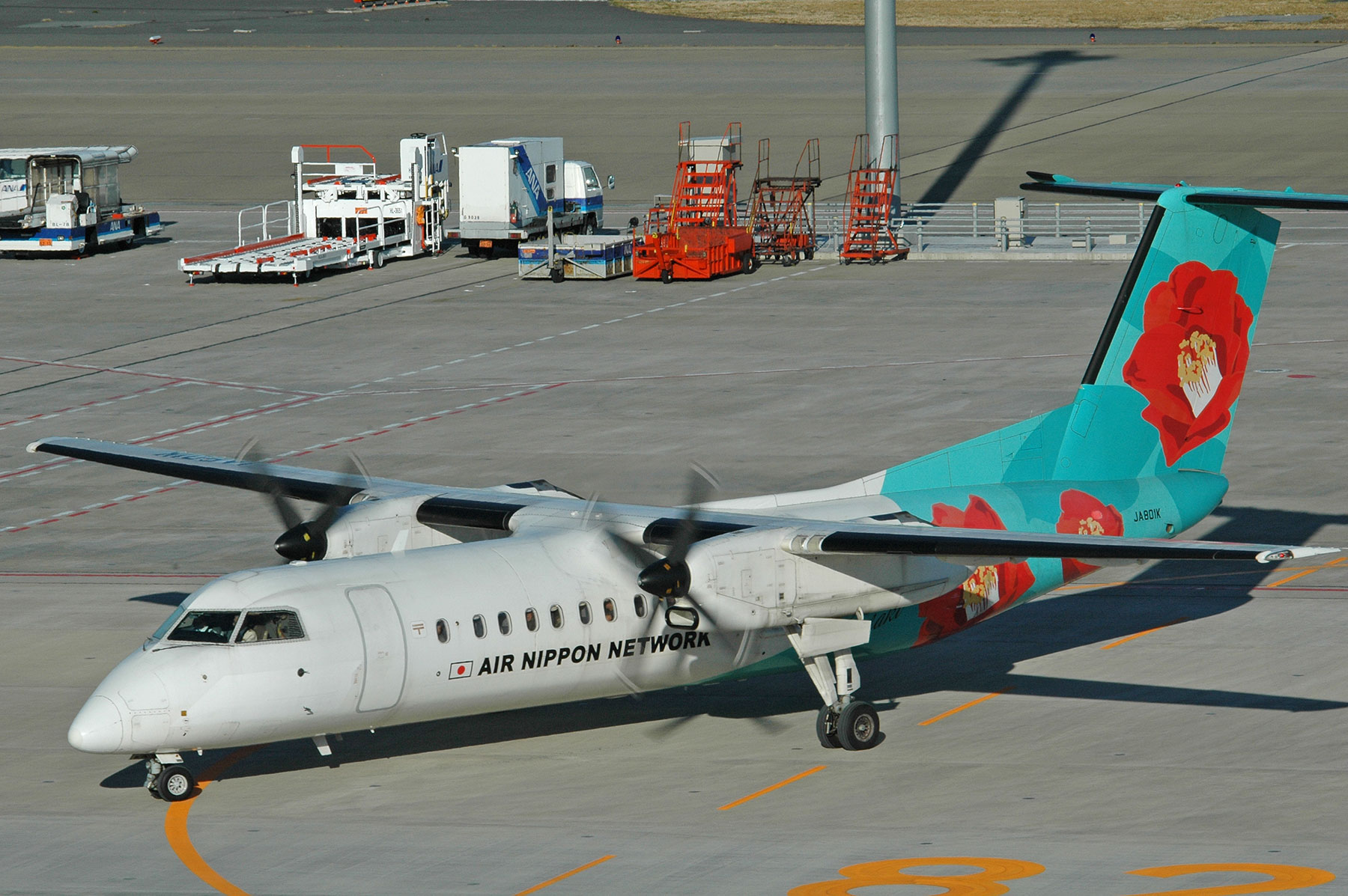 Bombardier DHC-8-Q300 Dash 8 / JA801K - つばき - : SKY