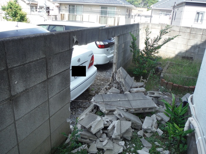 ブロック塀の補修　～　車でぶつけられたの！_d0165368_5203582.jpg