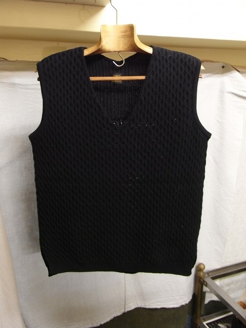 cotton knit v-neck vest 入荷致しました_e0130546_16244124.jpg
