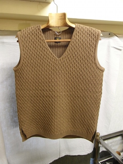 cotton knit v-neck vest 入荷致しました_e0130546_16245413.jpg