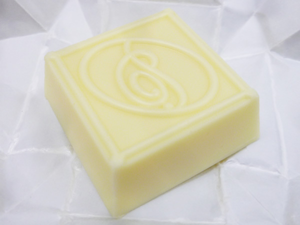チロルチョコ ROYCE (ロイズチロルホワイトチョコ)_c0152767_0114175.jpg