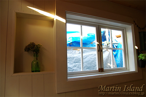 ガーデンハウスをd I Yする 14 窓の完成と 鎧戸の造作へ 窓が出来てやっと外気が遮断された Martin Island 空と森と水と