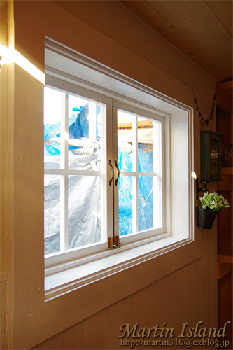 ガーデンハウスをd I Yする 14 窓の完成と 鎧戸の造作へ 窓が出来てやっと外気が遮断された Martin Island 空と森と水と