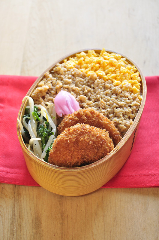 そぼろとコロッケのお弁当_b0171098_8414814.jpg