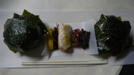 暖かおにぎりお弁当_e0120896_07101125.jpg