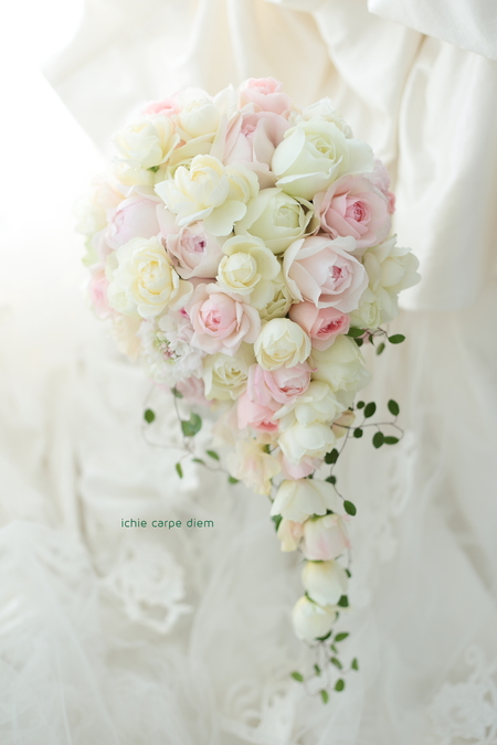 キャスケードブーケ　帝国ホテルさまへ　白のバラ、ピンクのバラ、ブライズメイド用ブーケもお揃いで_a0042928_10165736.jpg