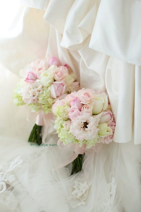 キャスケードブーケ　帝国ホテルさまへ　白のバラ、ピンクのバラ、ブライズメイド用ブーケもお揃いで_a0042928_10193379.jpg