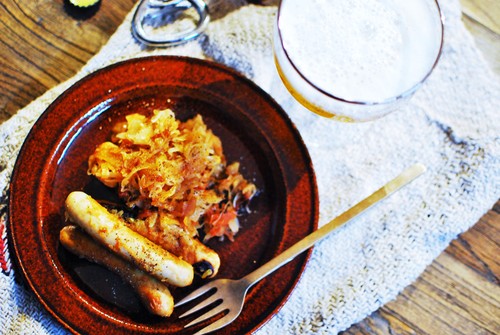 ソーセージとザワークラウトのトマト煮込み ベジタリアンミットゥンと肉食チャースケ ソーセージとザワークラウトのトマト煮込み ベジタリアンミットゥンと肉食チャースケ