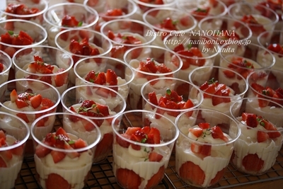 ５０人分のカップ・ショートケーキ　Pastel de Nata y Fresas en Recipientes_c0351539_05583218.jpg