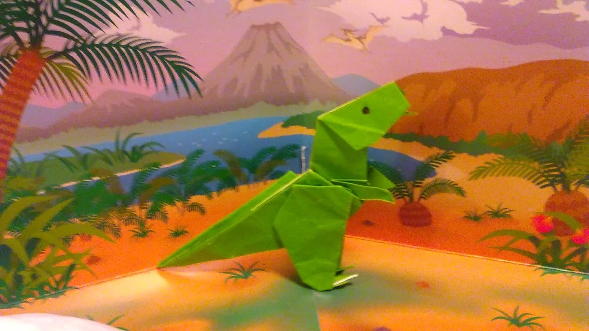 折り紙で恐竜（ティラノサウルス？）作りました！(^^)_f0115484_12204629.jpg