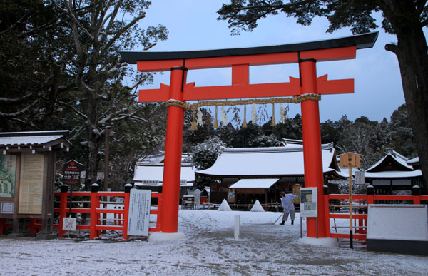 春の淡雪1 上賀茂神社_e0048413_16243663.jpg