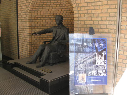 光世証券前の五代友厚像と大阪証券取引所の展示 エノカマの旅の途中 光世証券前の五代友厚像と大阪証券取引所の展示 エノカマの旅の途中