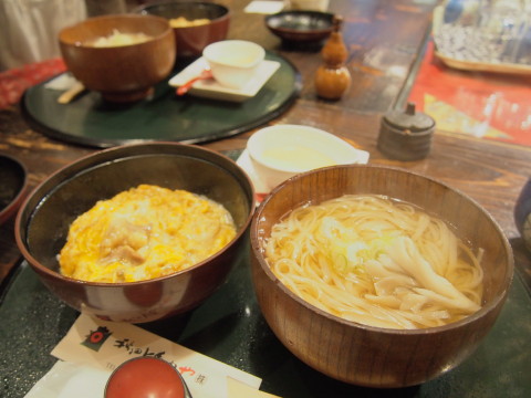 比内地鶏ミニ親子丼とミニ稲庭うどんセット:秋田比内や大館本店(秋田県大館市)_b0147224_2040961.jpg