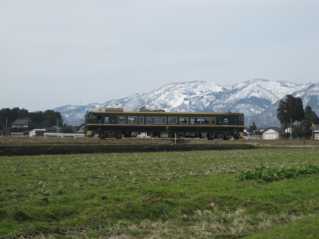 春景色広がる田圃から山懐へ　　～べるもんた～_f0281398_21264261.jpg