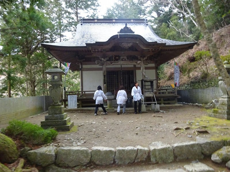 恐るべき徳島　慈眼寺 の 穴禅定の修行　もの凄く狭い幅26ｃｍ_b0124306_21100763.jpg
