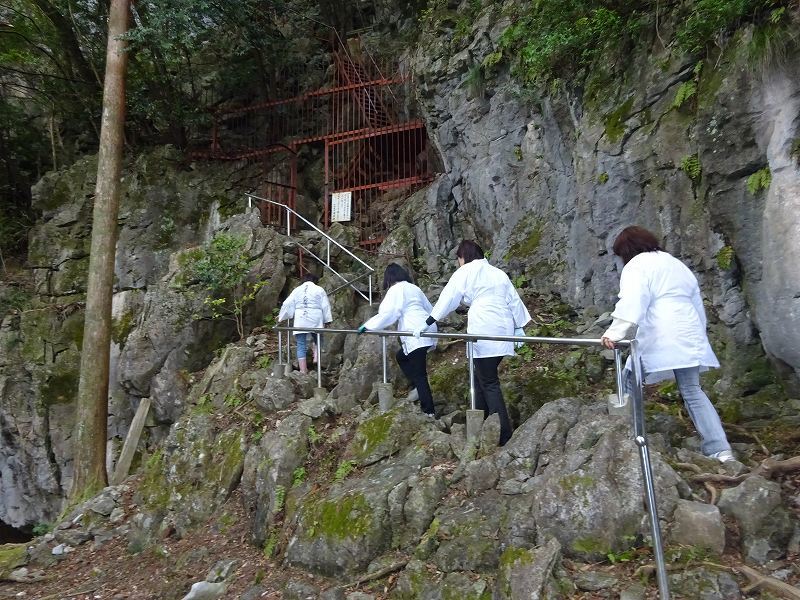 恐るべき徳島　慈眼寺 の 穴禅定の修行　もの凄く狭い幅26ｃｍ_b0124306_21142417.jpg