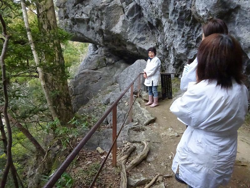 恐るべき徳島　慈眼寺 の 穴禅定の修行　もの凄く狭い幅26ｃｍ_b0124306_21152862.jpg