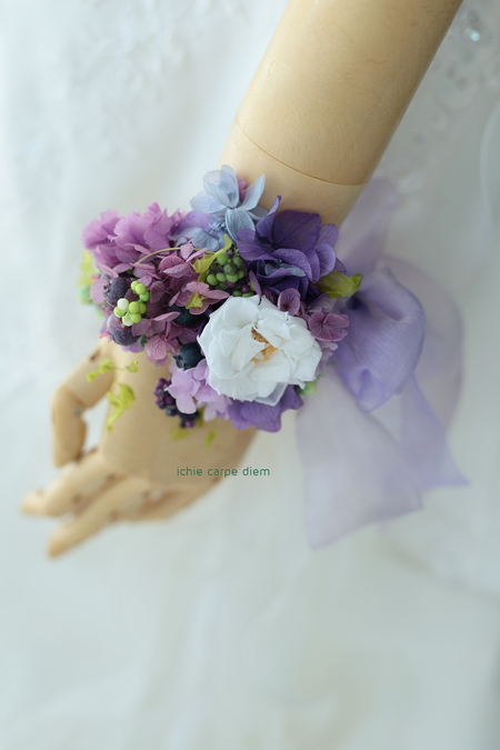 プリザーブドの花かんむり 八芳園様へ 紫から青のリストレットとお揃いで 自分が本当に好きなもの_a0042928_2155168.jpg