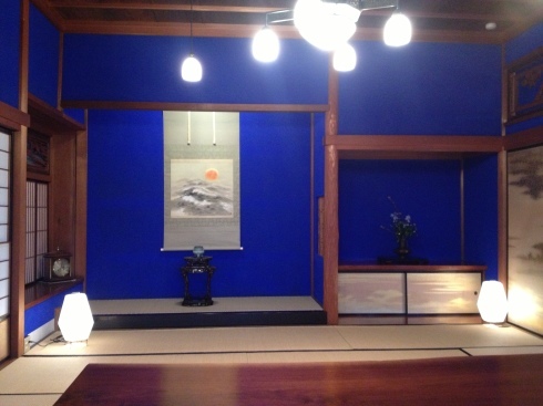 弁柄色の壁 群青色の壁 金澤町家改修ものがたり