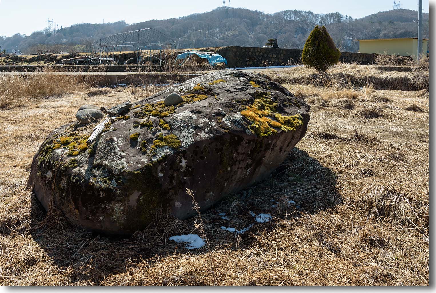 大きな石 小さなロックガーデン 空の下 歩けば
