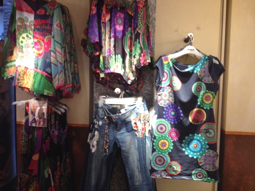 バルセロナ発のカラフルなお洋服_a0136671_5535496.jpg