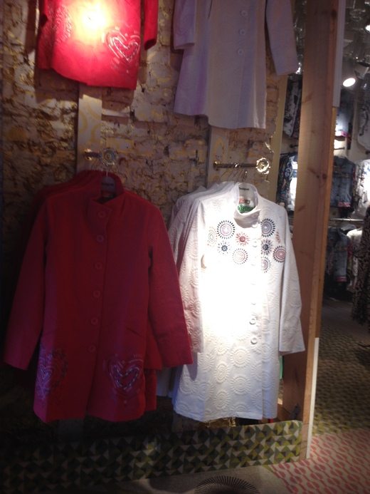 バルセロナ発のカラフルなお洋服_a0136671_6462465.jpg