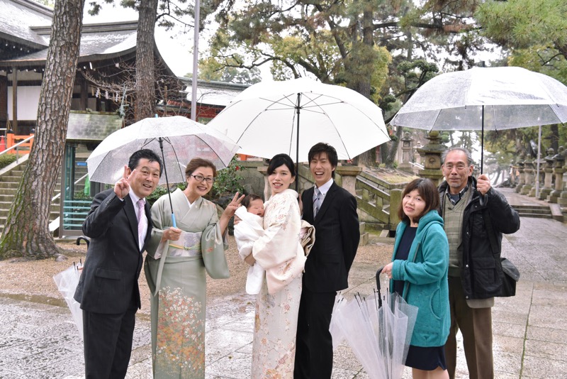 住吉大社へお宮参り 大阪市にある住吉大社にて雨と寒さの中のいい笑顔16 3 9 写真で愛を残すカメラマンblog