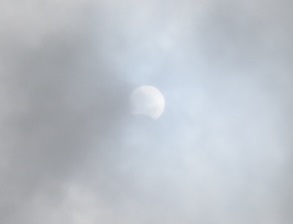 午前中は一時大雨の定休日、雲の間から薄っすら部分日食！_e0130185_145930100.jpg