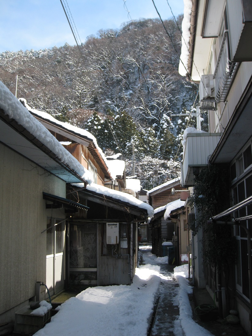 海に面した集落へ…　　市振駅から。_f0281398_2302576.jpg