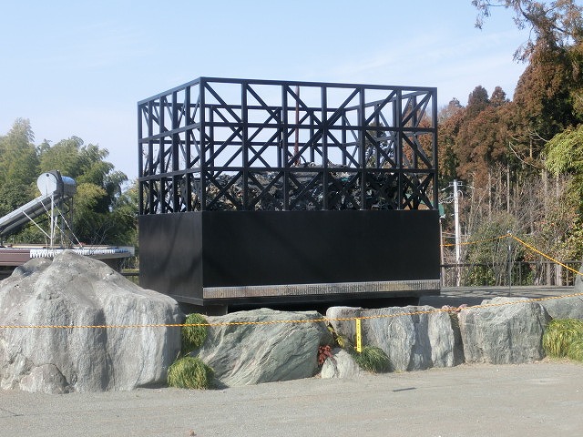 明日で東日本大震災から5年 「福島第一発電所原発建屋」をイメージした作品が富士芸術村に_f0141310_8141381.jpg