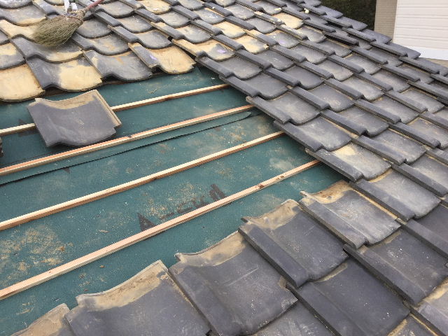 屋根瓦と下屋柱と草刈りと目隠し・・・・_f0031037_18435280.jpg