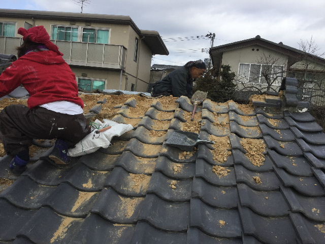 屋根瓦と下屋柱と草刈りと目隠し・・・・_f0031037_1846038.jpg