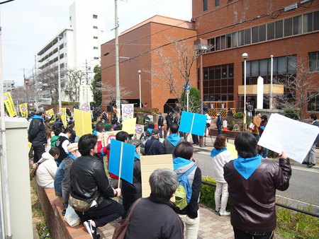 ヘイト派の講演会に200人が沈黙の抗議_d0024438_1943187.jpg