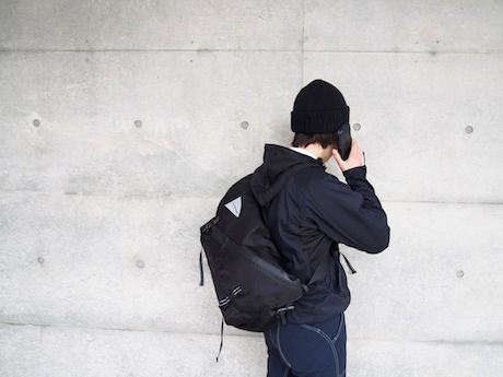 and wander 20L all black messenger bag : Chalt