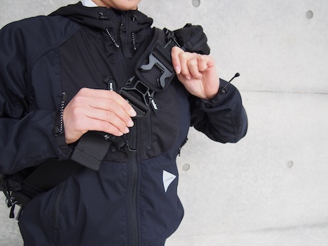 and wander 20L all black messenger bag : Chalt