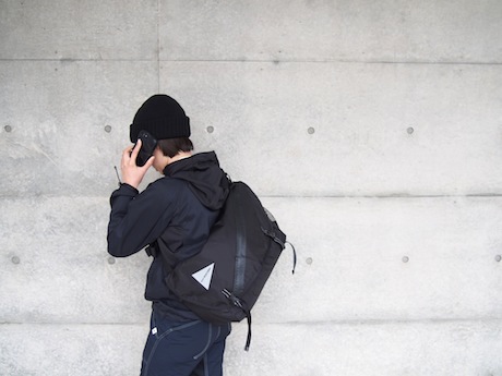 and wander 20L all black messenger bag : Chalt
