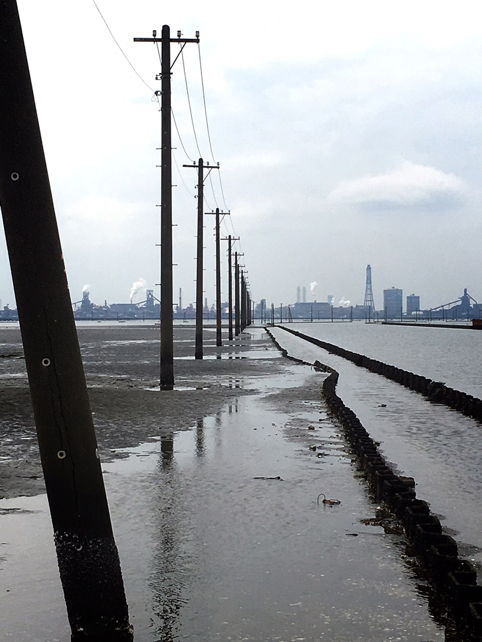 海に電信柱が立っている不思議な風景と木更津の旅 千葉 くちびるにトウガラシ