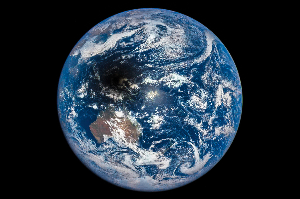 日食が起きている時に宇宙から見た地球 秘密の世界 The Secret World