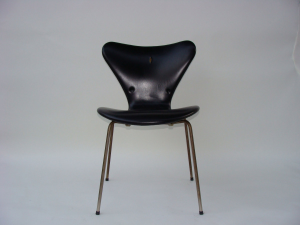 \"Arne Jacobsen FH 3107 Seven Chair Black Leather B\"ってこんなこと。_c0140560_8591930.jpg