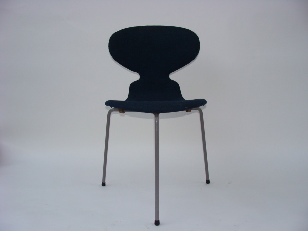 \"Arne Jacobsen FH 3100 Ant Chair Navy Fabric\"ってこんなこと。_c0140560_1181964.jpg