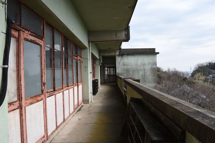 小学校・中学校廃墟写真:愛媛・青島_e0171573_15561352.jpg