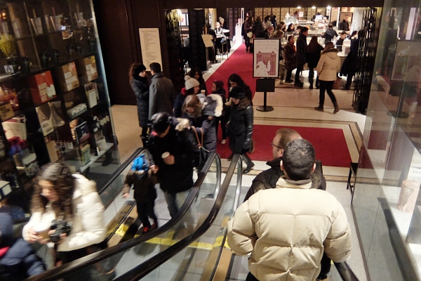 ご家族で楽しめる老舗高級ホテルの地下フードコート、The Plaza Food Hall_b0007805_115173.jpg