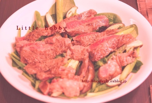 ナスとアスパラの焼き野菜とミディアムレアの牛肉のサラダ - Little hobby